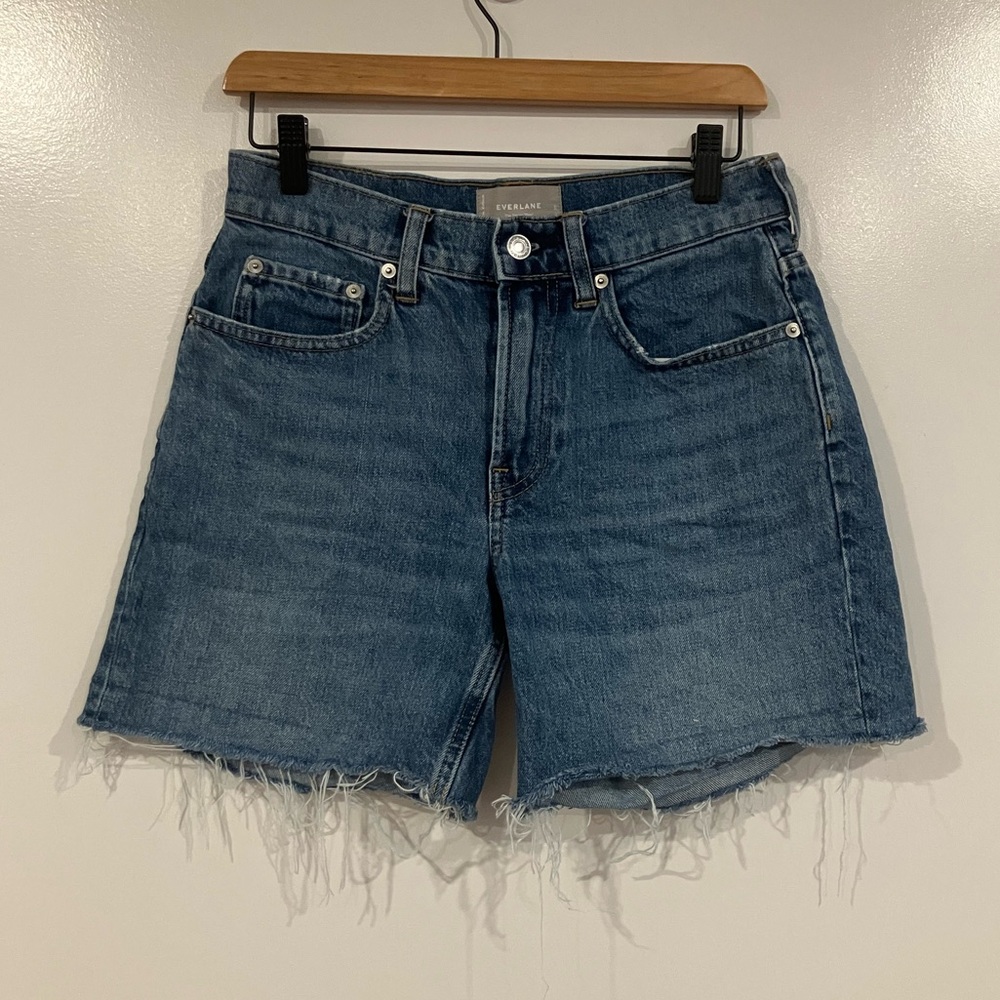 Everlane High-Rise “The Denim Short” Size 26 – Mid Blue, Frayed Hem, Relaxed Fit